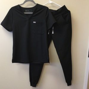 Small Women’s FIGS scrubs- Catarina top & Zamora Jogger bottoms.